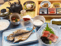 【ご朝食】季節の干物と金目鯛のお造りなどを御膳にてお召し上がりいただけます。