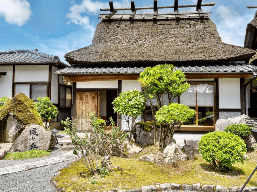 旅荘 牧場の家 城ヶ岳 湯山 茅葺き屋根の一軒家風客室 6畳 6畳 縁側 プランを選ぶ