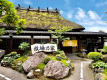 【牧場の家・母屋外観】茅葺屋根の母屋でチェックインされてくださいませ。