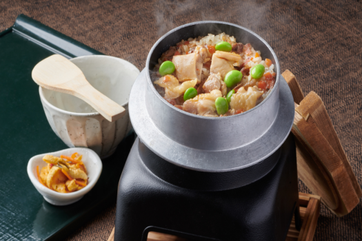 大人気の鶏釜飯♪ふつふつと目の前で炊き上がる釜飯は絶品です！