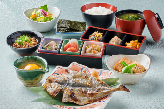 【御朝食】13品目のボリューム満点のご朝食でございます。焼きたてのアジの干物が格別です♪