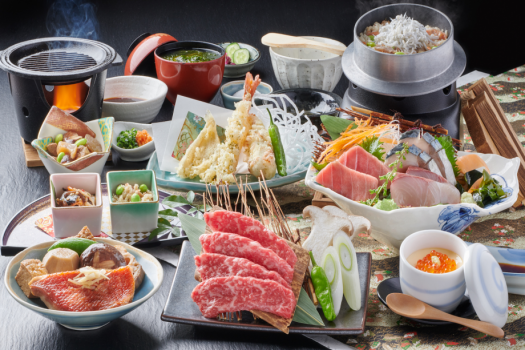 【会席御膳】国産和牛の鉄板焼・天婦羅盛・金目鯛・御刺身・釜飯等、当館最上ランクの御夕食になります。