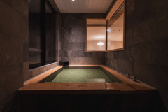 自家源泉ミストサウナ＋自家源泉掛け流し半露天風呂付き『なずむ』２ベッド＋２エキストラ