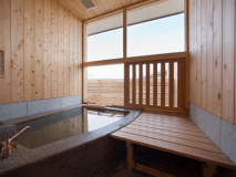 寝室７畳半＋リビング６畳〜自家源泉掛け流し半露天風呂付き特別室『花のあめ』〜