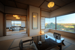 東館13階特別室（和室12.5畳+10.5畳）
13階に1部屋のみの特別室となっております。
古きよき大正ロマンをあしらったお部屋で、湯本の街を一望出来ます。