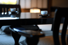 東館13階特別室（和室12.5畳+10.5畳）
13階に1部屋のみの特別室となっております。
古きよき大正ロマンをあしらったお部屋で、湯本の街を一望出来ます。