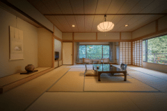 東館2間続き客室（和室12.5畳+8.5畳）
東タワー館の2間続きのお部屋です。
少人数のご旅行でも、2世帯での大人数でもご一緒にお寛ぎ頂ける、ゆったり広々としたお部屋です。