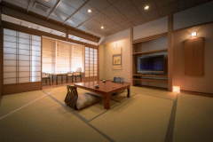 和洋室（ツインベッド+和室10畳）
バリアフリーにも対応している和洋タイプ1室のみの特別室となります。
「和」と「洋」の2つの趣が味わえ、備え付けのベッドもございます。ごゆっくりとおくつろぎ下さい。