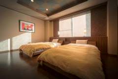 和洋室（ツインベッド+和室10畳）
バリアフリーにも対応している和洋タイプ1室のみの特別室となります。
「和」と「洋」の2つの趣が味わえ、備え付けのベッドもございます。ごゆっくりとおくつろぎ下さい。