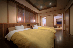 和洋室（ツインベッド+和室10畳）
バリアフリーにも対応している和洋タイプ1室のみの特別室となります。
「和」と「洋」の2つの趣が味わえ、備え付けのベッドもございます。ごゆっくりとおくつろぎ下さい。