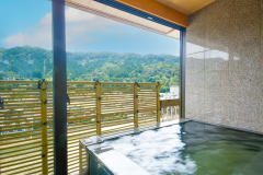 【半露天風呂付き特別室：呉竹】御影石の客室露天風呂