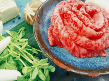 栃木ブランド黒毛和種の和牛【前日光牛】の「すき焼き」又は「カットステーキ」をお楽しみいただくディナー付プランです。（ご予約時「すき焼き」か「カットステーキ」をお選びください）