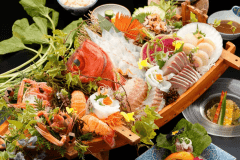 【日本一の駿河湾】歓声があがる圧倒的迫力　旬の地魚を味わう豪華舟盛り