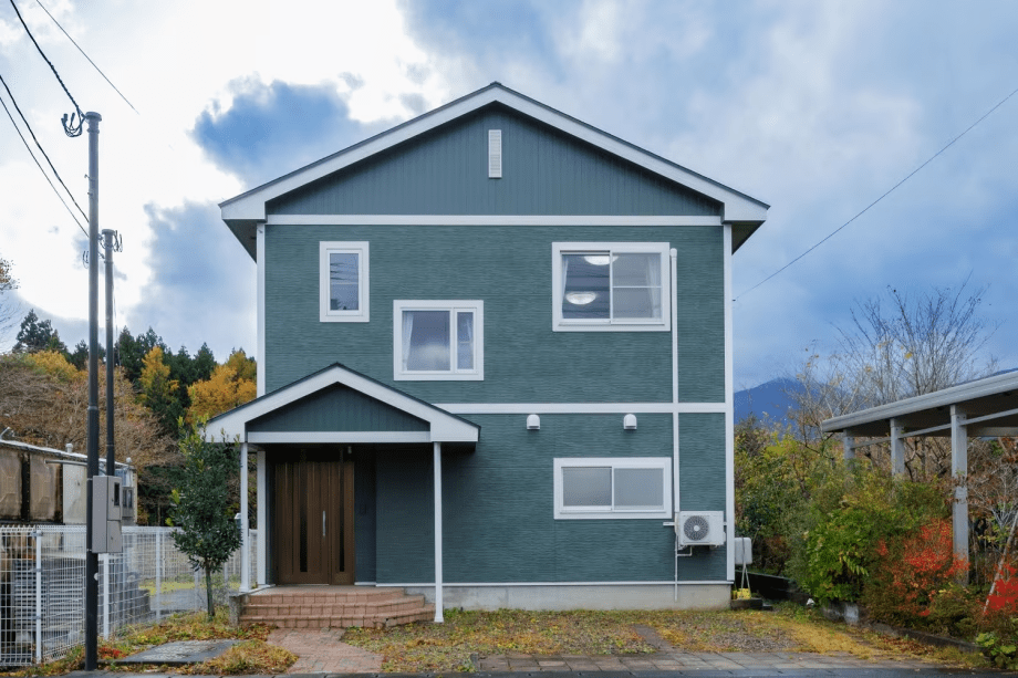 An urban retreat with hot springs in the heart of nature.