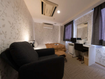 「エーコルスンド」リクライニングチェアは​背もたれの角度を3段階に調整可能です。​
きちんとした姿勢で座ったり、後ろにもたれたり、寝転んで昼寝をしたり​
お客様の快適な姿勢をサポートします。​