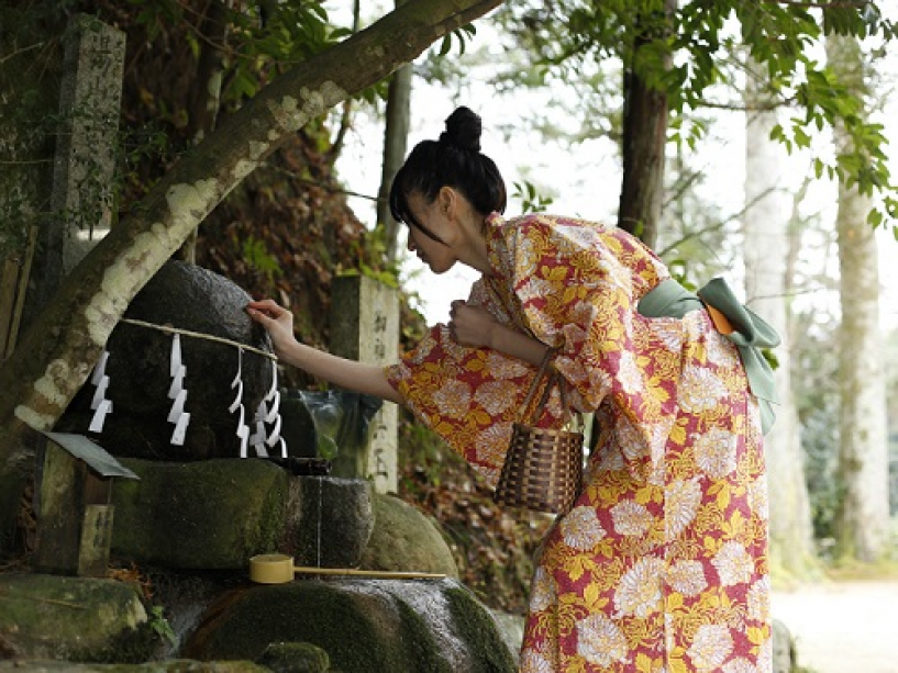 【願い石】玉作湯神社境内に祀られている「願い石」に「叶い石」を触れさせて祈ります。