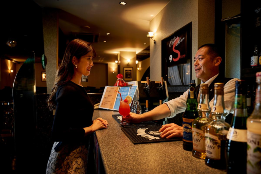 【ナイトバー：「カンマストーン」】こだわりのドリンクを多数取り揃えております。