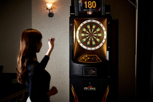 【ナイトバー：「カンマストーン」】ご家族やご友人と楽しくダーツで勝負！盛り上がること間違いなしです。