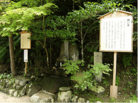 【玉作湯神社】パワースポットの1つ。境内の願い石に叶い石をこすり付けてお願いすると叶うといわれています。 【玉作湯神社】パワースポットの1つ。境内の願い石に叶い石をこすり付けてお願いすると叶うといわれています。