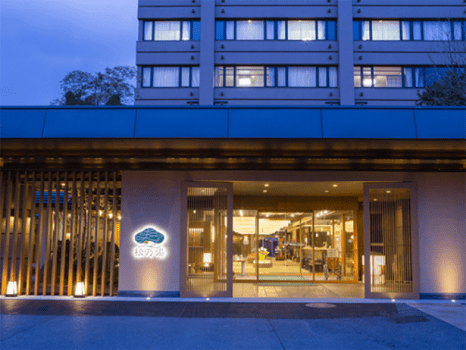 【外観】夜は松乃湯看板のライトアップと館内の照明がもれて幻想的な雰囲気になります。