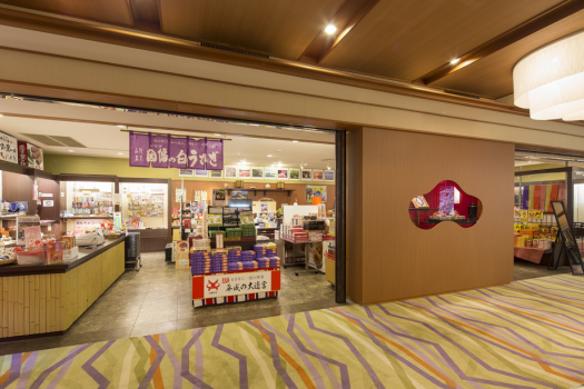 【売店】山陰両県のお土産を中心に。ご当地キャラ「しまねっこ」のグッズやお菓子も大人気。