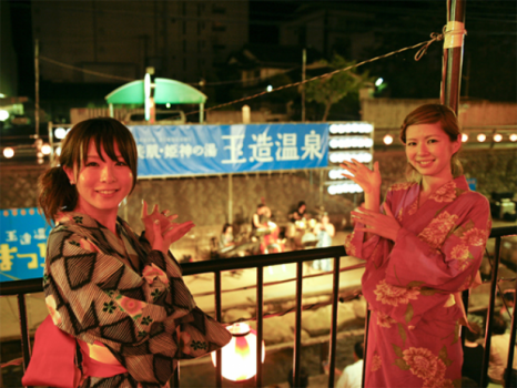 【玉造温泉夏祭り】川沿いの特設ステージでは安来節やJAZZヒーローショーを開催。