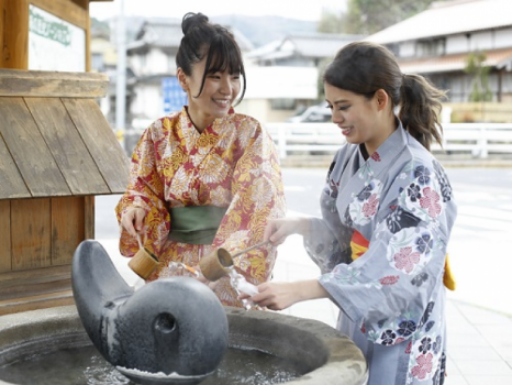 【たらい湯】美肌の湯・玉造温泉をボトルに汲んで「温泉化粧水」を作れる人気スポット。