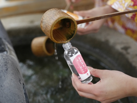 【たらい湯】ボトルは無人の販売所で200円で販売しています。