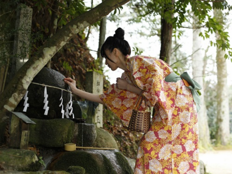 【願い石】玉作湯神社境内に祀られている「願い石」に「叶い石」を触れさせて祈ります。