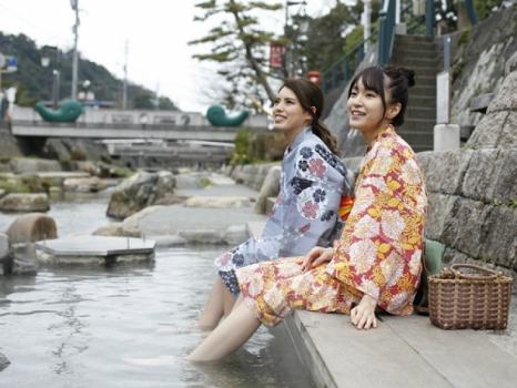 【足湯】温泉街には3箇所の足湯があります。最寄は松乃湯すぐの川沿いです。