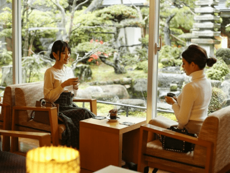 【ロビー】柔らかな光彩のロビー。窓際の席に腰掛けてゆったりとお茶の時間。