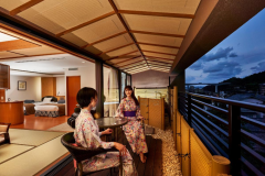 【露天風呂付きパノラマスイート】専用のテラスからは温泉街と遠く山々を望むことができます。