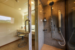 広々安心のシャワールーム！