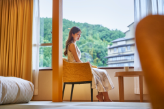 レディースルーム（黄）勾玉をコンセプトに、７つの彩からなるローベッドの和洋室。