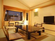 和洋風コンフォート和室＜結-YUI＞ワンランク上の禁煙ルーム。シャンデリア風の照明を備えたモダンデザインの明るいお部屋。