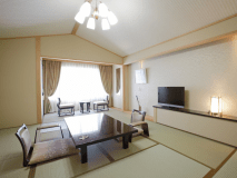 和洋風コンフォート和室＜結-YUI＞ワンランク上の禁煙ルーム。窓からは玉湯川を中心とした温泉街の様子がご覧いただけます。