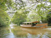 【堀川遊覧船】松江城周辺を巡る堀川を船上から散策します。松江の四季・情緒が楽しめます。