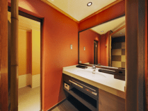 出雲コンセプト和室＜華雲ーKAUN＞2017年3月リニューアル。やわらかな光が包み込む洗面コーナー。