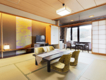 出雲コンセプト和室＜華雲ーKAUN＞2017年3月リニューアル。神話の国・出雲をイメージした壁紙とこだわりの調度品を揃えたシックで落ち着いたデザインの和室。