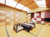 風雅な和モダンデラックス客室＜市松ーICHIMATSU＞
2017年3月リニューアル、ワンランク上の禁煙ルーム。統一感のある市松模様と落ち着いた赤が特徴。