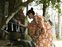 【願い石】玉作湯神社境内に祀られている「願い石」に「叶い石」を触れさせて祈ります。