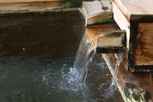 【ねえねの湯　露天風呂（女性大浴場）】とうとうとお湯が流れ出ています