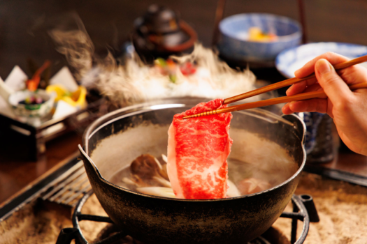 【囲炉裏懐石】一例。囲炉裏を使いアツアツの信州牛すきしゃぶをどうぞ