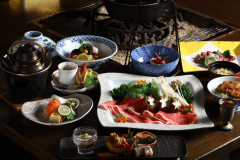 【肉三昧懐石】メイン料理と肉の1品料理を選べます。（信州アルプス牛すきしゃぶ×馬刺し）