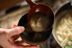 【朝食】温かい信州味噌のお味噌汁をどうぞ。