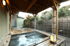 【にいにの湯　露天風呂（男性大浴場）】ｐH9.1アルカリ性の天然温泉を加水せず使用しています
