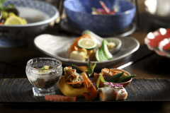 【月替わり懐石】椅子テーブル席でゆっくりと。旬のお料理が並びます。