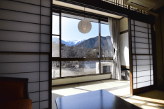 【駒の館・和室10畳ツインベッド】窓から中央アルプス千畳敷カールと山並みをご覧いただけます