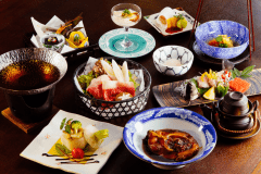 【月替わり懐石コース】一例。イス席でゆったりお食事をお楽しみいただけます。