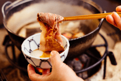 【囲炉裏懐石】一例。信州牛すきしゃぶは温泉卵をつけてお召し上がりください